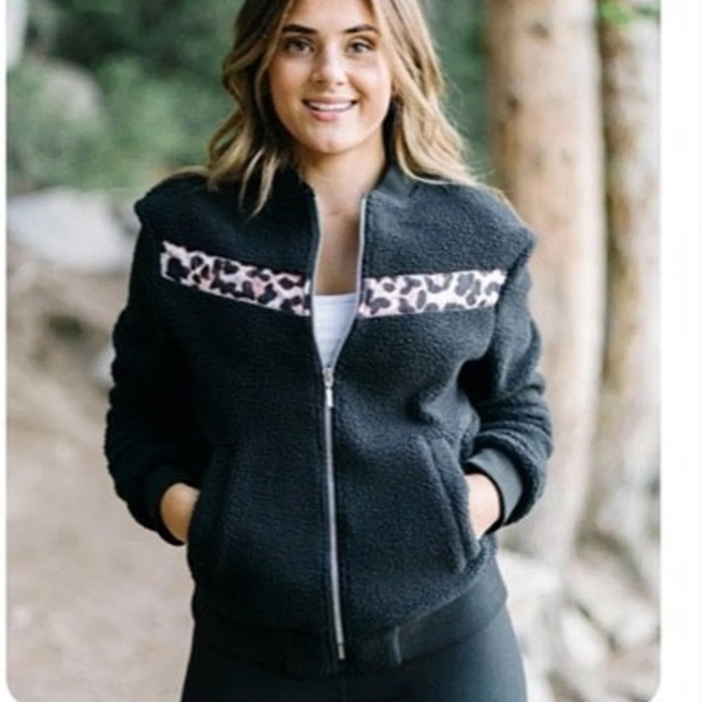 Zyia Black Leopard Flying V Fleece Jacket  Size‎ M